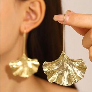 Ginkgo Leaves Gold Earrings